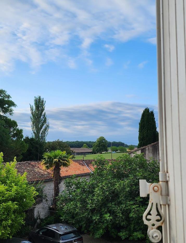 Gite Le Bonheur Hiersac Exterior photo